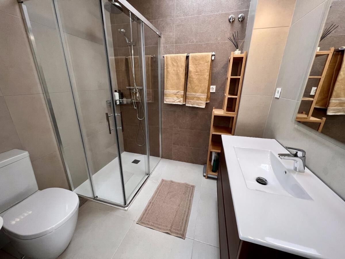Een douche, een haardroger, handdoeken, zeep