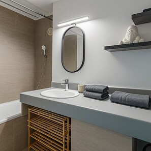 مجففات شعر، مناشف، ورق حمّام