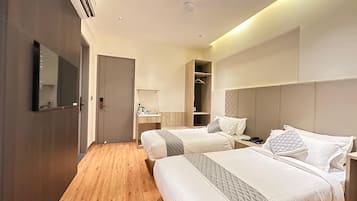 Escritorio, espacio para trabajar con laptop y wifi gratis