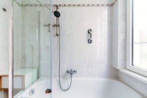Een douche, handdoeken