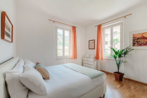 2 chambres, fer et planche à repasser