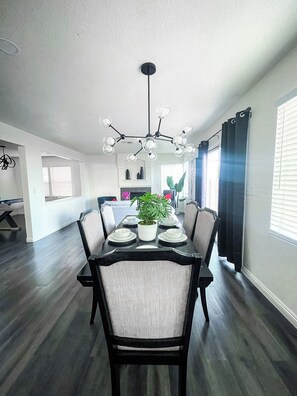 Dining - Vegas Luxury Getaway: 4BR/3BA w/ King Bed, WiFi & Free Parking (Las Vegas)