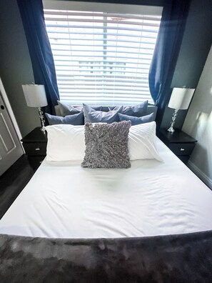 4 bedrooms, iron/ironing board, WiFi, bed sheets - Vegas Luxury Getaway: 4BR/3BA w/ King Bed, WiFi & Free Parking (Las Vegas)