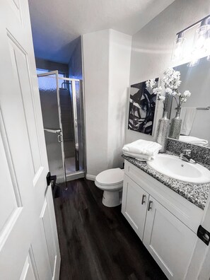 Shower, towels, soap, toilet paper - Vegas Luxury Getaway: 4BR/3BA w/ King Bed, WiFi & Free Parking (Las Vegas)