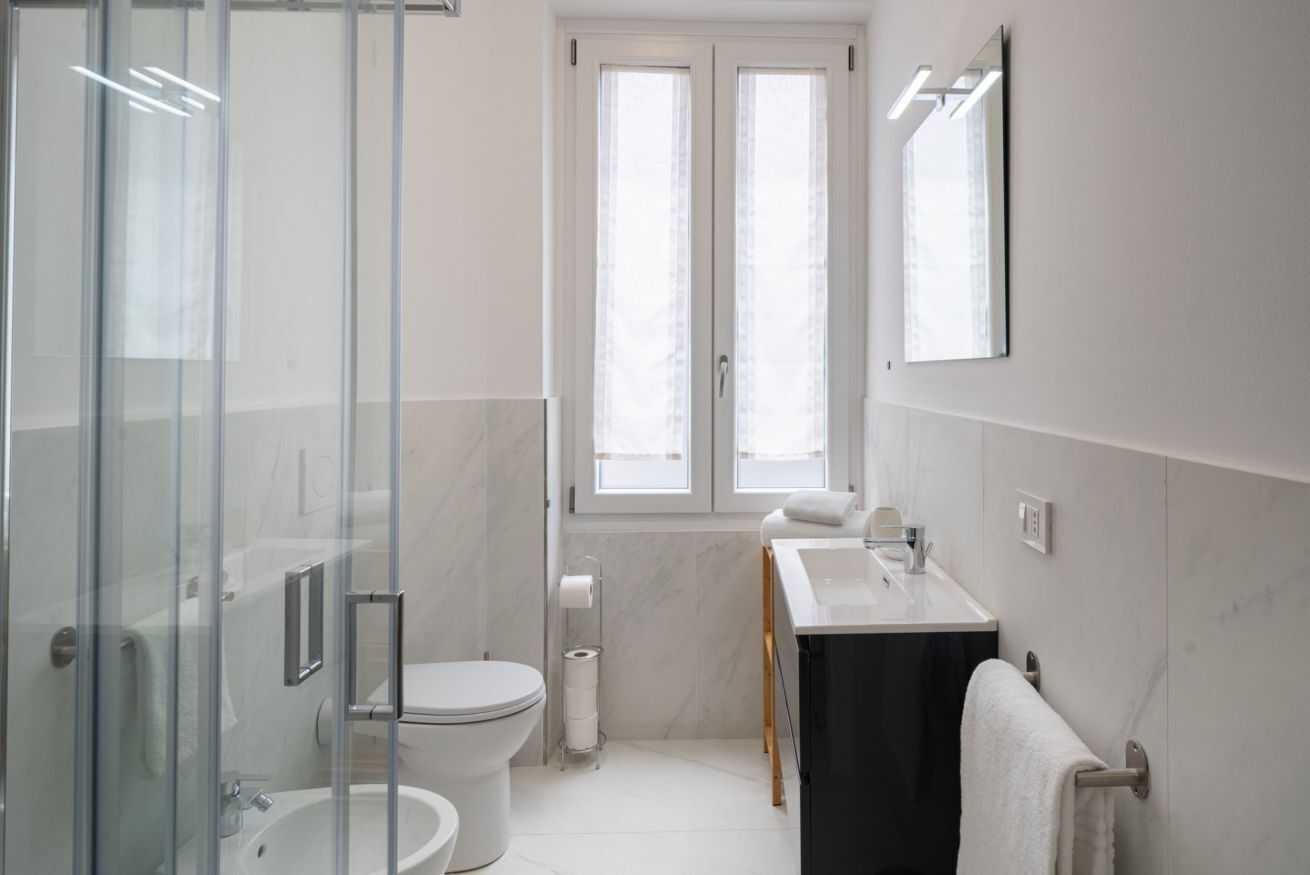 Een douche, een bidet, handdoeken