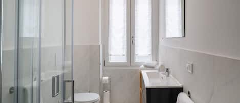 Douche, bidet, serviettes fournies