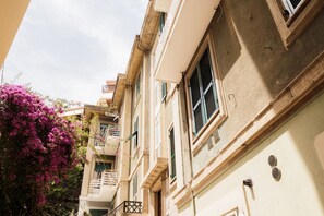 Exterior detail - Comfortable 40 sqm apartment, able to accommodate up to 4 people, located on the first floor of a building without a lift.The property is located a few minutes from the heart of Sanremo, in a quiet and well-served residential area. A short distance from  (Sanremo)
