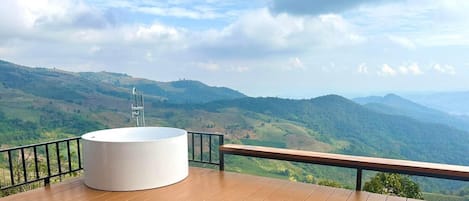 Deluxe Double Room, Hill View | Deep-soaking bathtub