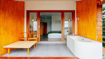 Deluxe Room, 1 King Bed, Hill View | Bathroom amenities | Free toiletries, towels