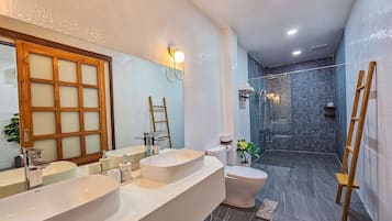 Kamar Double Deluks, pemandangan bukit | Kamar mandi