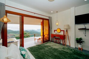 ห้องดีลักซ์, เตียงคิงไซส์ 1 เตียง, วิวภูเขา | บริเวณนั่งเล่น | ทีวีจอแบน 32 นิ้ว พร้อมช่องเคเบิล