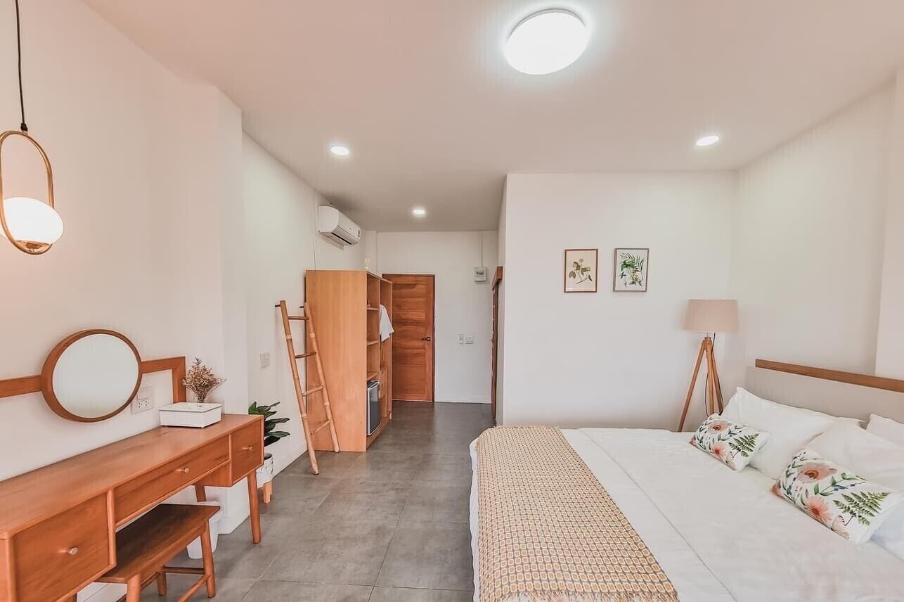 Deluxe Room, 1 King Bed, Hill View | Free WiFi, bed sheets