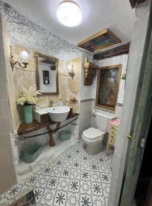 Douche, sèche-cheveux, serviettes fournies, savon