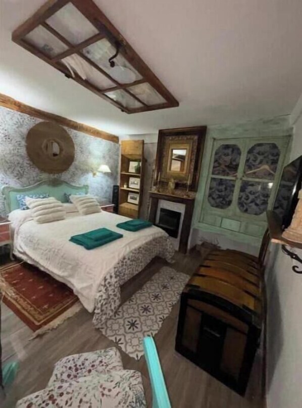 Tabla de planchar con plancha, wifi gratis, ropa de cama