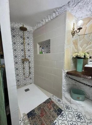 Shower, hair dryer, towels, soap - Rural house in Buendía -la Galera with 4 bedrooms (Unknown)