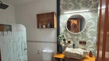 Een douche, een haardroger, handdoeken, zeep