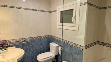 Een douche, een haardroger, een bidet, handdoeken