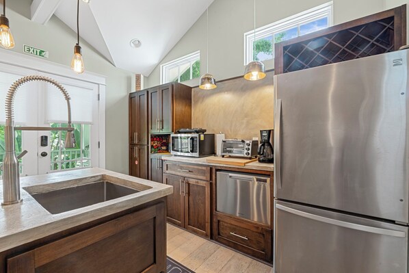 Réfrigérateur, micro-ondes, lave-vaisselle, cafetière/bouilloire