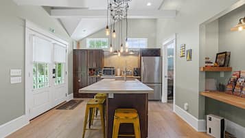 Geladeira, micro-ondas, lava-louças, cafeteira/chaleira