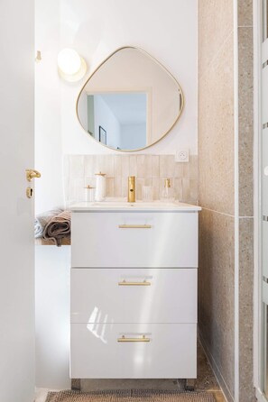 تجهيزات دش، مجففات شعر، مناشف، صابون