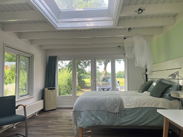 1 habitación, tabla de planchar con plancha, wifi y ropa de cama