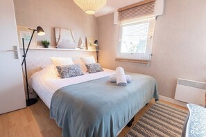 4 quartos, ferros/tábuas de passar roupa, berço de viagem