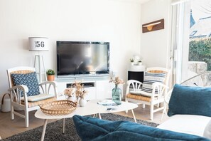 Tv, böcker och en stereo