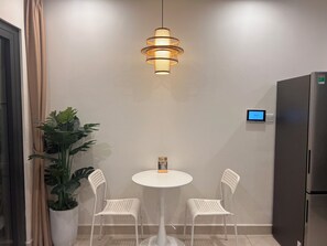 浪漫公寓, 阳台, 泳池景观 | 埃及棉床单、高档床上用品、羽绒被、记忆海绵床垫