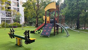 อพาร์ทเมนท์โรแมนติก, ระเบียง, วิวสระว่ายน้ำ