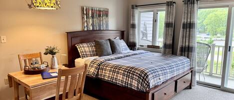 1 slaapkamer, een bureau, een strijkplank/strijkijzer, reisbedje