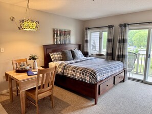 1 bedroom, desk, iron/ironing board, travel crib - Comfy Resort Studio Apt! Minutes to Loon, w/pool! (Lincoln)