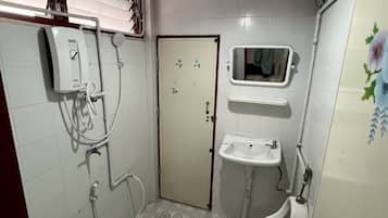 Quarto básico, sacada | Banheiro | Chuveiro