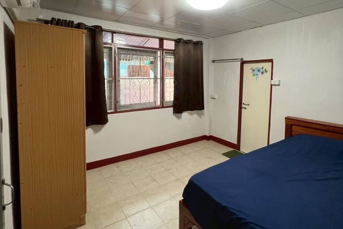 Habitación básica, balcón | Escritorio