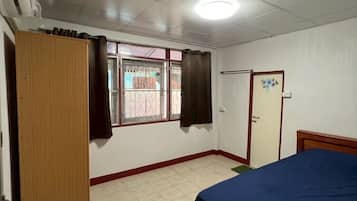 Quarto básico, sacada | Escrivaninha