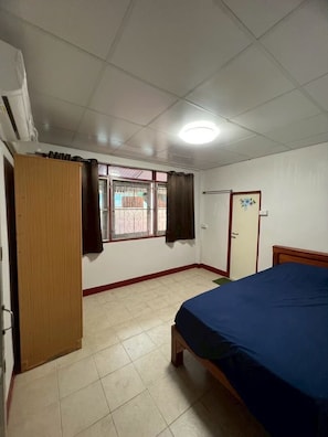 Basic Room, Balcony | Desk