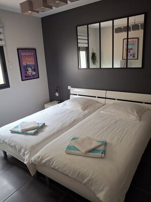 3 slaapkamers, een strijkplank/strijkijzer, gratis wifi, beddengoed