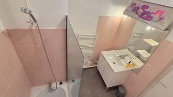 Serviettes fournies, savon, papier toilette