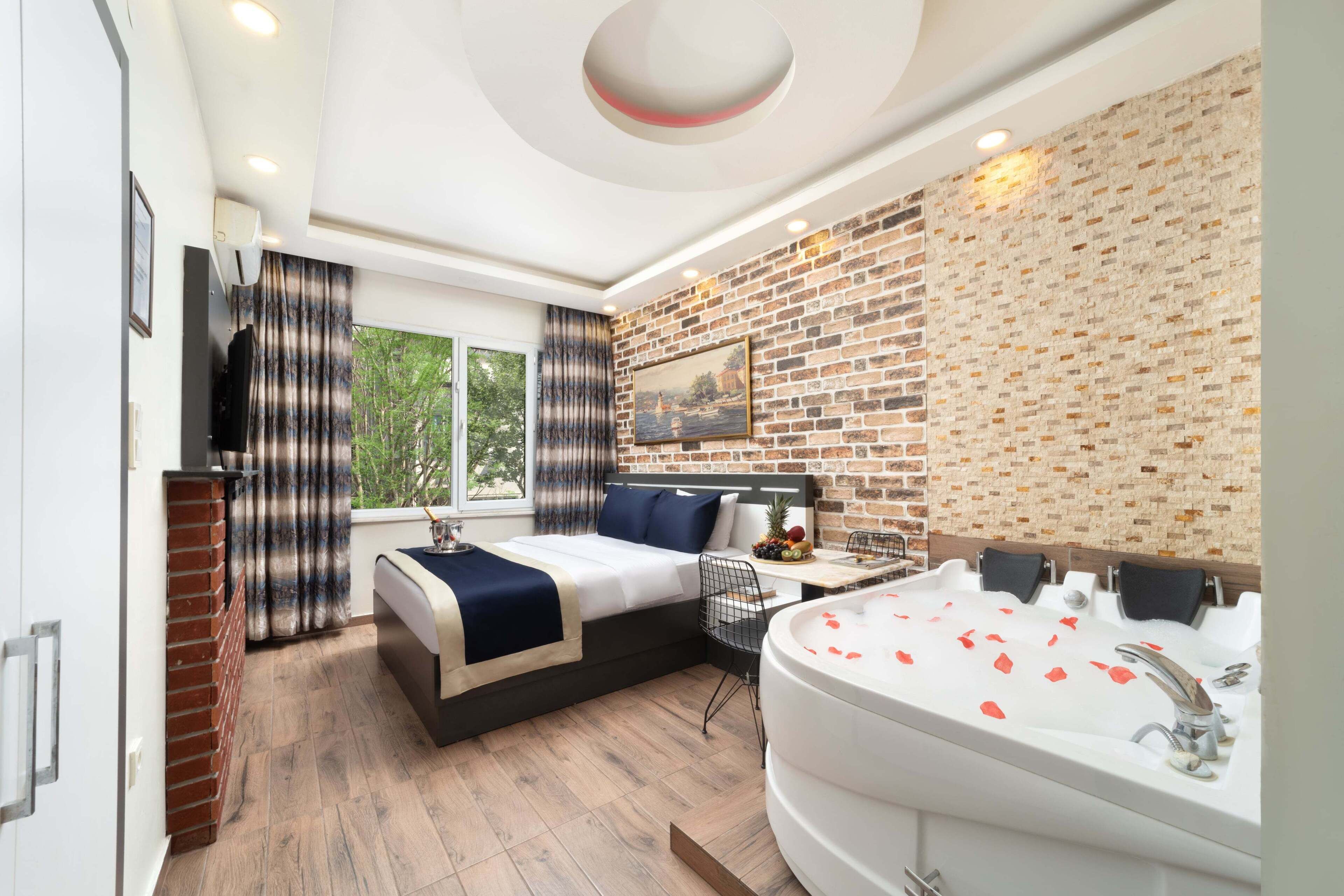 6 bedrooms, iron/ironing board, bed sheets