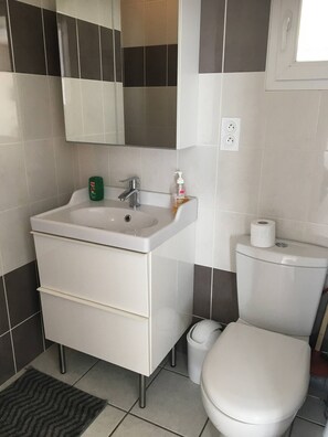 Dusche, Haartrockner, Handtücher, Toilettenpapier