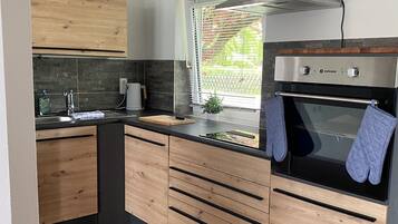 Kühlschrank, Mikrowelle, Ofen, Herdplatte