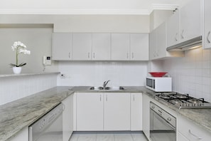 Micro-ondes, plaque de cuisson, lave-vaisselle