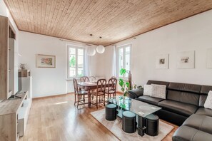 디럭스 아파트, 발코니 | 거실 공간 | 디지털 채널 시청이 가능한 32인치 평면 TV