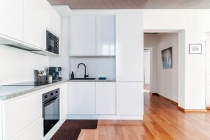 컴포트 아파트, 발코니, 정원 전망 | 전용 주방 | 냉장고, 전자레인지, 오븐, 쿡탑