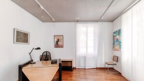 Leilighet – comfort, balkong, hageutsikt | Dundyner, skrivebord, wi-fi (inkludert) og sengetøy