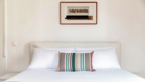 Leilighet – deluxe, balkong | Dundyner, skrivebord, wi-fi (inkludert) og sengetøy