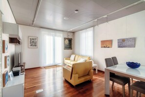 Comfort Apartment, Balcony, Garden View | Living area | 32-inch flat-screen TV with digital channels - Sestante Apartment  (Lugano)