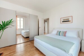 Apartamento luxo, sacada | Edredons de pluma, escrivaninha, Wi-Fi de cortesia, roupa de cama
