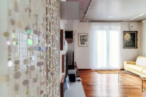 Appartement Confort, balcon, vue jardin | Coin séjour | Télévision à écran plat de 32 pouces avec chaînes numériques