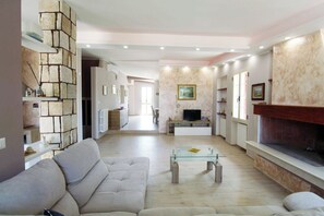 Televisión, chimenea