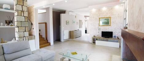 Télévision, cheminée